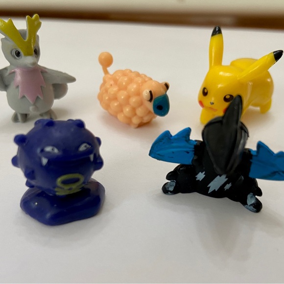(SOLD) Lot 25- 5 Pokemon Cards and 5 Pokémon Figures - Picture 6 of 7